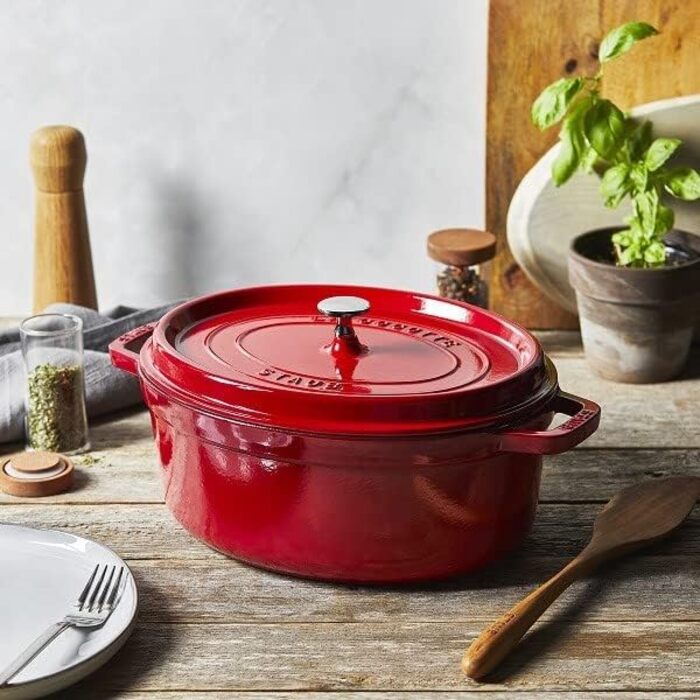 Чавунна жаровня/кокот STAUB, овальна 6,7 л, (37 см, вишнево-червона)