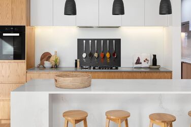 Кухонна панель для фартуха, бризкозахисна панель для кухні, алюмінієва панель, бризкозахисна панель для плити, альтернатива скляній панелі, чорна - з малюнком - суцільна - чорна - темна - (ложка для спецій, 100x65 см)