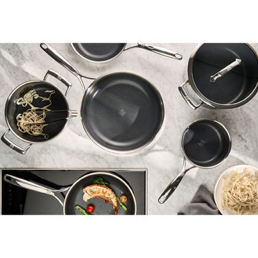 Відкрийте для себе каструлю Zwilling Peak та насолоджуйтесь її зручністю та продуктивністю! Інноваційне стільникове покриття CERAFORCE HyCoat поєднує в собі легкість антипригарного покриття з довговічністю нержавіючої сталі. Готуйте ніжні соуси, такі як б