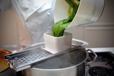 Тертка для коротких шпетц Fackelmann ARCADALINA, професійна класична терка для шпетц, виготовлена з нержавіючої сталі, для коротких шпетц (колір білий/срібний), кількість , 32x17 см