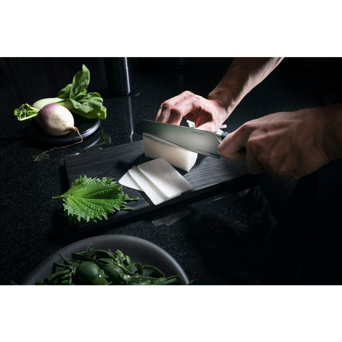 Нож Santoku Fiskars Taiten 16 см (1066831)