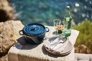 Чавунна жаровня/кокотниця STAUB, кругла 8,35 л, функція Ароматичний дощ для оптимального зволоження, для всіх типів варильних поверхонь, включаючи індукційні та духові шафи, (La Mer, 22 см)