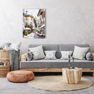 Друк на полотні STYLER 60 x 80 см I Жінка в літньому капелюсі Середземноморський прибережний пейзаж I Вітальня, спальня, офіс I Настінна прикраса з морським колоритом I Зроблено в Європі (80Д x 60Ш см, Прогулянка кафе)