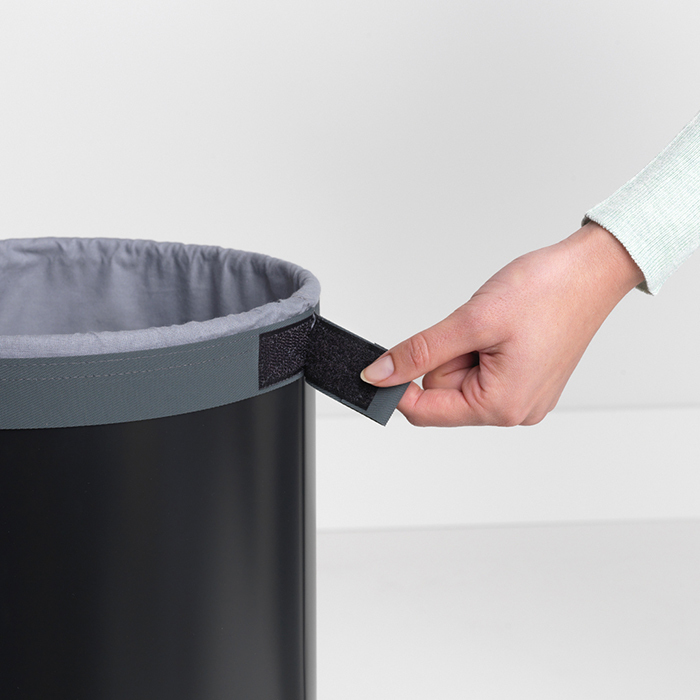 Бак для білизни (35л) чорний матовий пробкова кришка Brabantia
