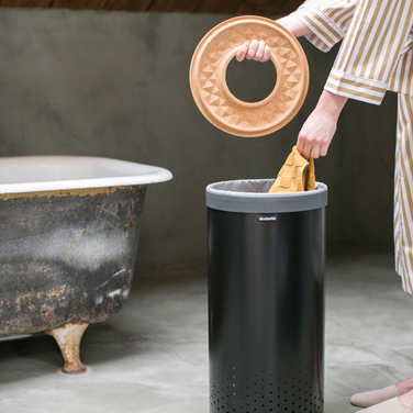 Бак для білизни (35л) чорний матовий пробкова кришка Brabantia