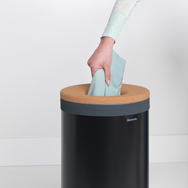 Бак для білизни (35л) чорний матовий пробкова кришка Brabantia