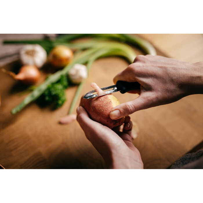 Ніж для чищення (овочечистка) Fiskars Essential 6 см (1065585)